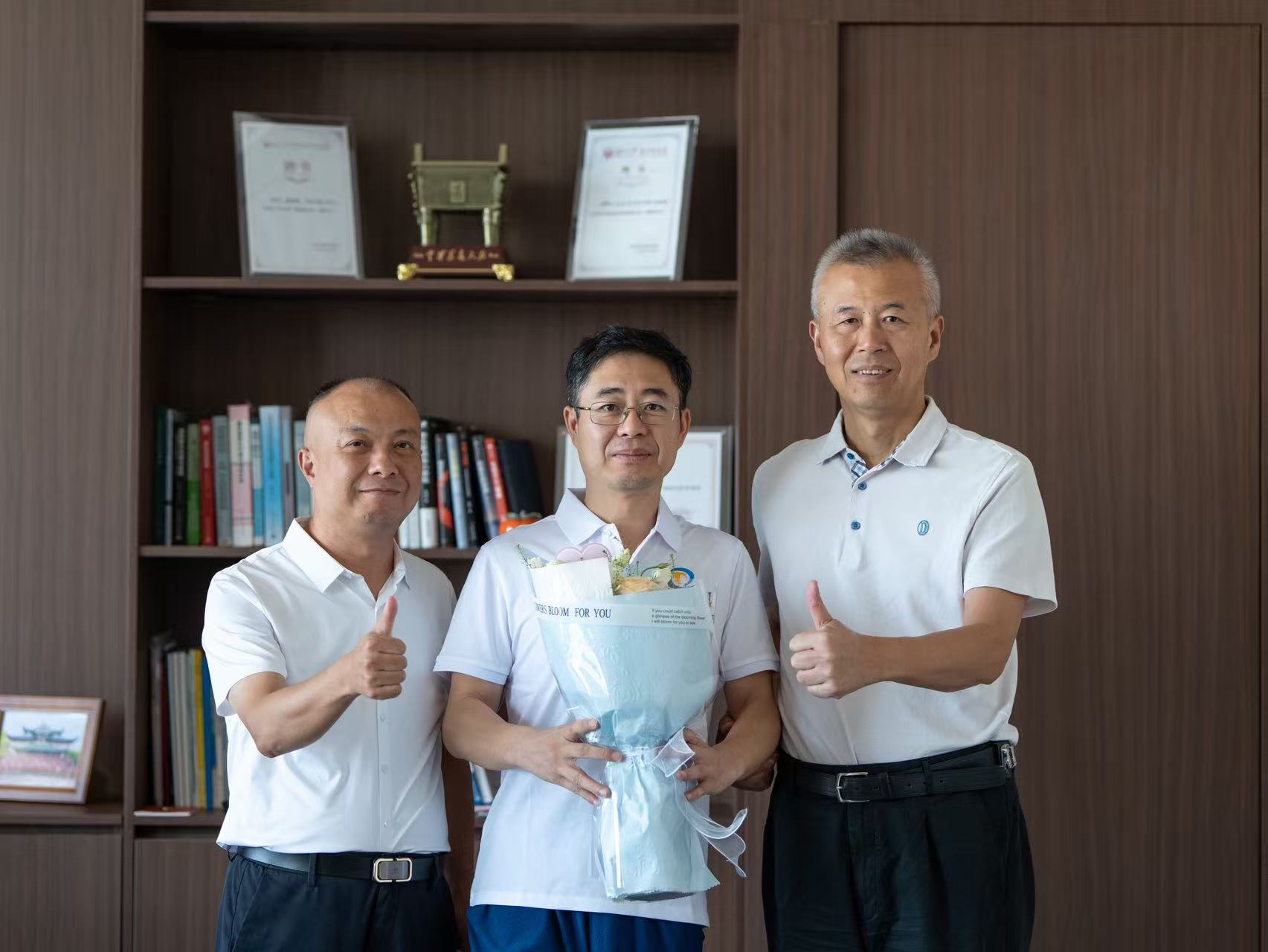 湖南大學(xué)校友總會(huì)代表走訪中騰科技：慰問(wèn)全國(guó)勞模宋小金博士，傳遞母校關(guān)懷